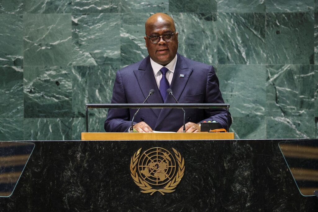 Le Président de la République Démocratique du Congo, Félix Antoine Tshisekedi Tshilombo, s’adressant à la tribune de l’Assemblée générale des Nations Unies à New York.
Un moment symbolique de la reconquête de la parole congolaise au cœur des décisions mondiales, incarnant le retour du Congo dans les cercles stratégiques de la diplomatie internationale.